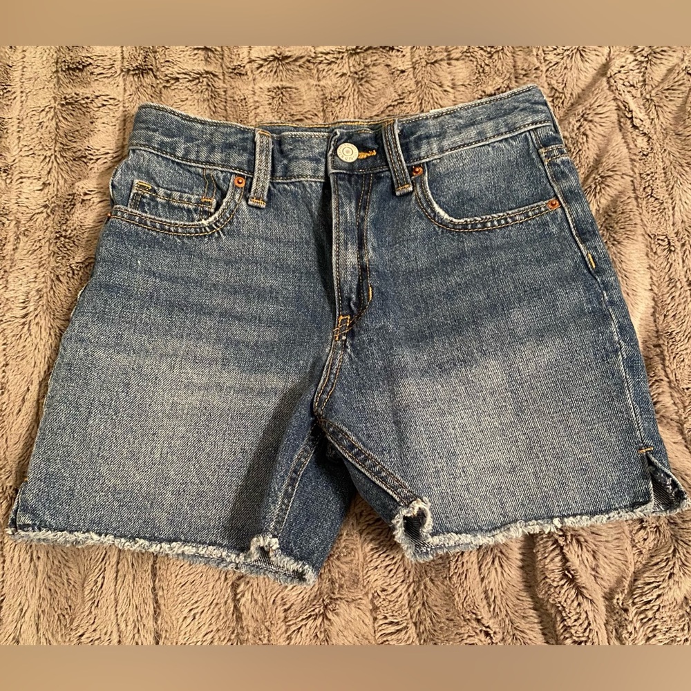 Old Navy high rise slouchy straight leg girls jean shorts. Size 8